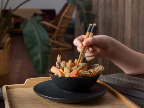 Foto de tempura de verduras en un ambiente agradable